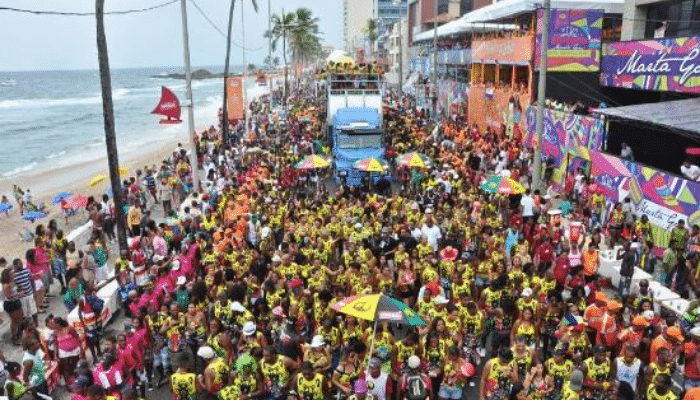 Afim de evitar uma nova de contaminações pelo coronavírus, muitas cidades brasileiras já confirmaram que não terão o carnaval 2022. Veja mais.