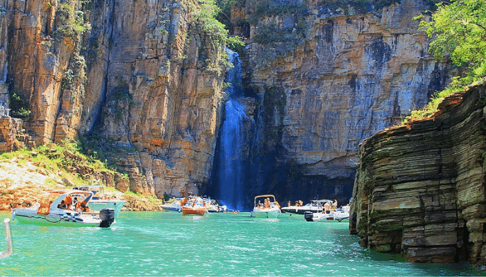 Que tal conhecer Capitólio, um paraíso de cachoeiras, cânions altos com um lago verde-esmeralda tão lindo no meio que parece uma miragem.