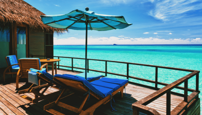 Bangalô sobre as águas da Maldivas, um paraíso para a lua de mel na praia