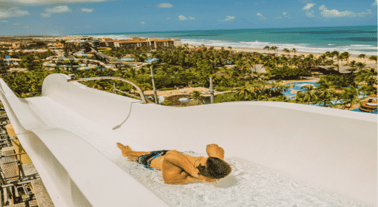 Uma das maiores atrações de Aquiraz é o Beach Park na Praia de Dunas.