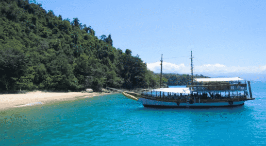 Passeio em Paraty, de escuna ou lancha, o que importa é conhecer as belezas das praias e ilhas.