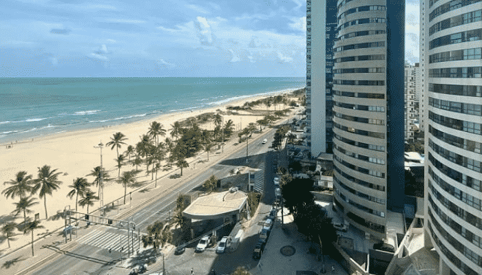 Se você gosta de praia urbana, com uma linda orla para caminhar e descansar além de um mar quentinho e areia fofa, conheça a Praia do Pina.