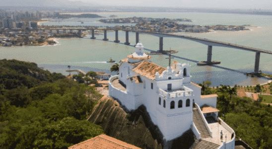 Vista aérea do Convento Penha e ao fundo a Terceira Ponte, 2 pontos turísticos famosos de Vila Velha.