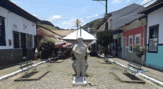 Famosa Estátua do Seresteiro,na Rua do Lazer em Conservatória.