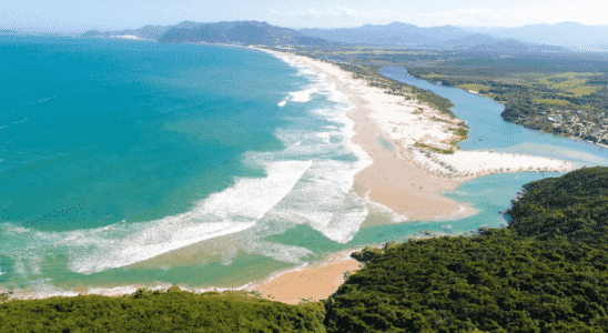 Praia da Guarda do Embaú, uma das mais bonitas de Palhoça.