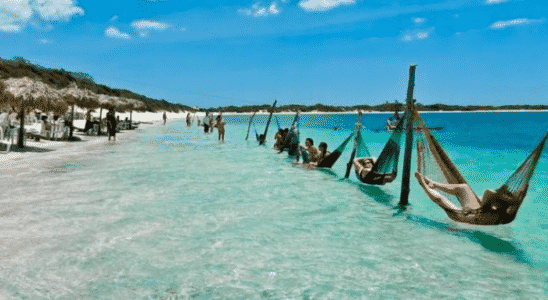 Praia de Porto Seguro na Bahia, um dos lugares baratos para viajar e aproveitar muito a viagem.