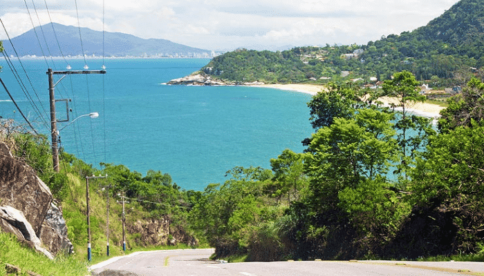 A Praia do Estaleiro é uma das mais bonitas, preservadas e luxuosas de Balneário Camboriú, confira os detalhes.