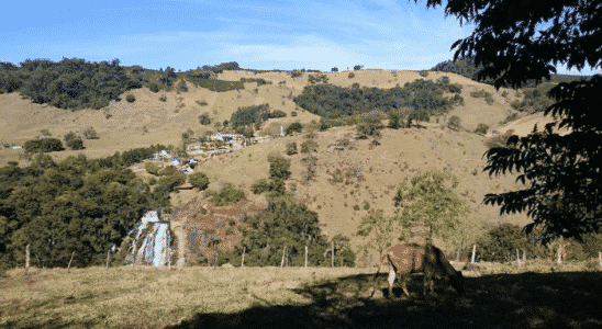 Ao fundo a bonita Cachoeira do Félix,uma das mais famosas de Bueno Brandão.