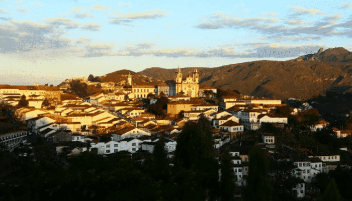 A cidade de Ouro Preto conta a história do ciclo de ouro e escravidão no Brasil.Conheça o que fazer neste lugar rico em história e sabores.