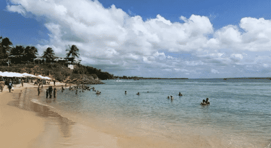 Orla da Lagoa de Guaraíras em Tibau do Sul, tem águas mais calmas da cidade.