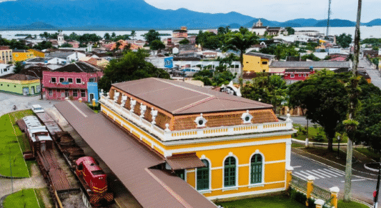 Estação Ferroviária de Antonina e ao fundo a Baía.