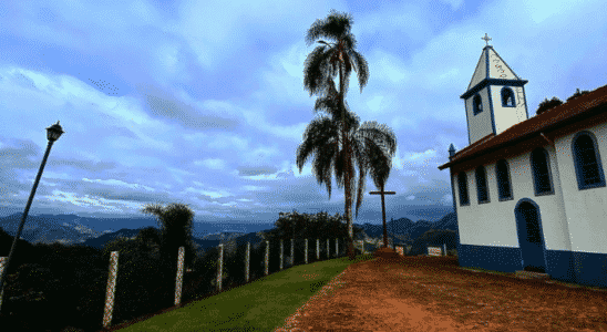 Igreja de Nossa Senhora dos Remédios em Gonçalves e ao fundo vista linda das serras.