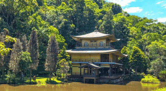 Vista do Templo Kinkaku-ji do Brasil, localizado em Itapecerica da Serra.