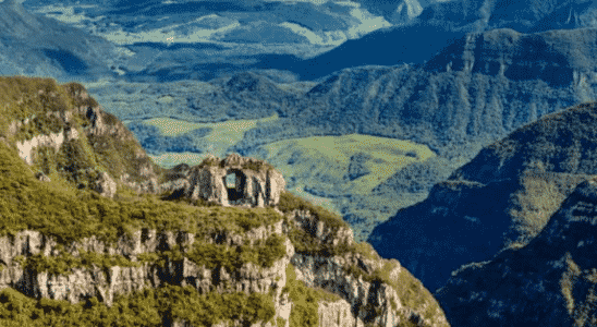 Vista incrível para a Pedra Furada, uma das atrações naturais do Parque Nacional São Joaquim.