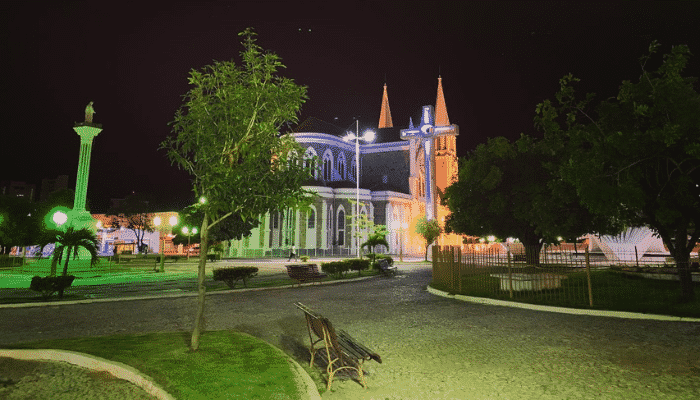 Dividida em áreas urbanas e rurais, Petrolina possui diversas atrações culturais, praias e ilhas.Descubra qual passeio combina mais com você.