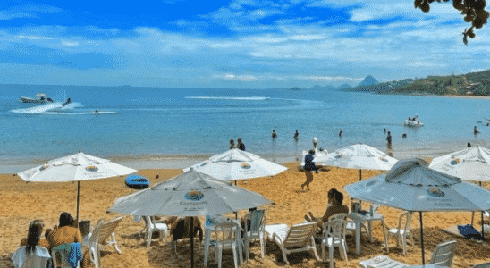 Praia de Areia Preta, a mais famosa de Balneário Iriri.