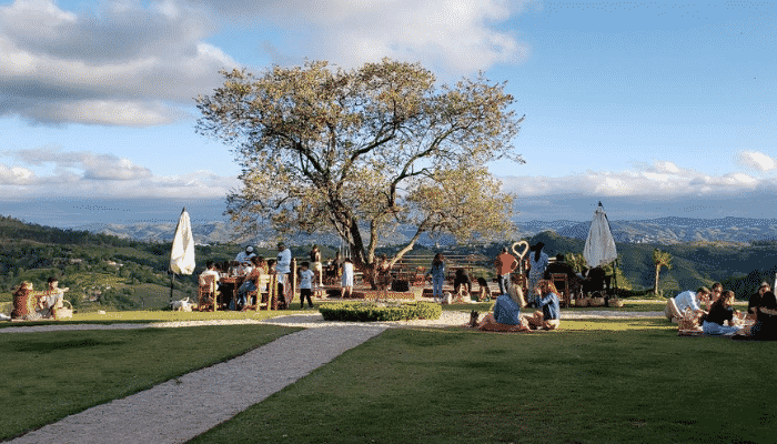 Cercada por montanhas, a cidade de Amparo oferece muitos tipos de passeios no centro bem como as delícias do turismo rural.
