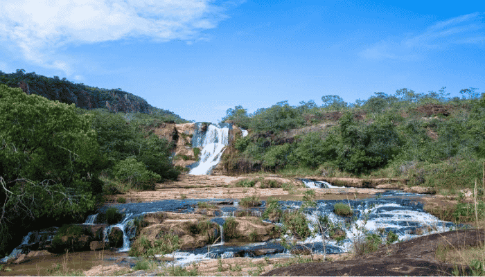 Paraúna é uma cidade goiana com muitas belezas naturais.São trilhas, morro, cachoeiras e cenários naturais com pedras incríveis, confira.