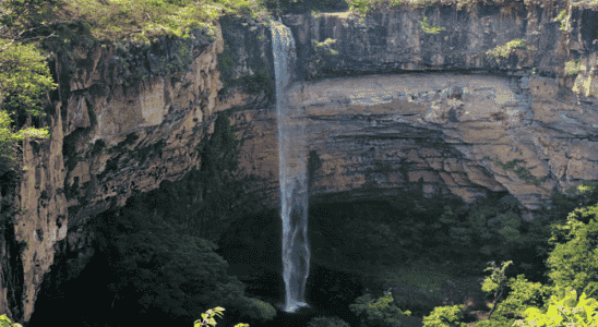 A incrível Cachoeira Véu da Noiva, cartão postal da Chapada dos Guimarães.