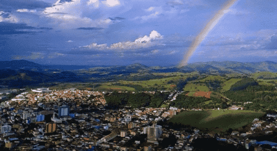 Vista de cima da bela cidade mineira, Cambuí aos pés da Serra da Mantiqueira.