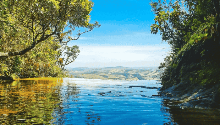 A Janela do Céu é o lugar mais cobiçado para se conhecer e tirar fotos em Minas Gerais, no entanto, até chegar lá, o caminho não é tão fácil mas vale muito a pena.