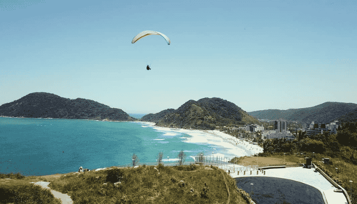 A Praia do Tombo é uma das preferidas dos surfistas, além disso, ela possui certificação de Bandeira Azul. Confira os detalhes.