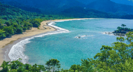 A linda Praia dos Castelhanos em Ilhabela, que possui um formato de coração.