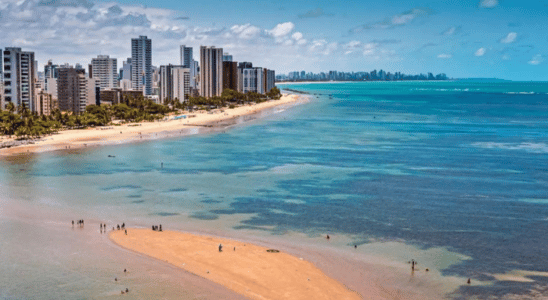 Praia de Candeias, Jaboatão dos Guararapes, uma das belas praias de Pernambuco.