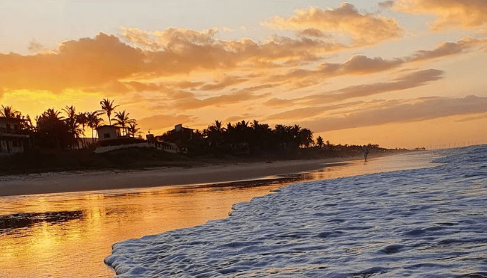 Aracati possui belas praias e também um centro histórico importante, no entanto, a atração mais conhecida é a Praia de Canoa Quebrada.