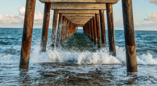 Emissário de Arembepe visto por baixo, um dos lugares mais bonitos para tirar foto, fica na Praia do Canto