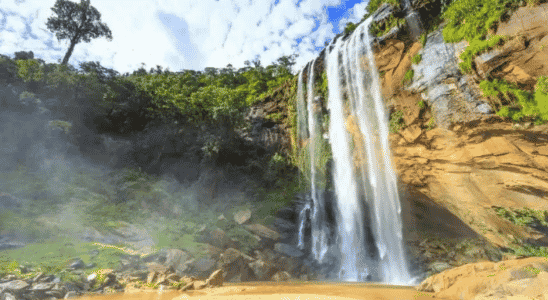 A linda Cachoeira Alta com 100m de altura é uma das belas atrações de Cachoeiro de Itapemirim.