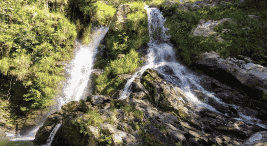 Cachoeira do Ouro, uma das mais bonitas e altas de Delfinópolis.