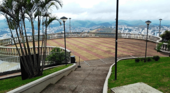 Mirante do Cristo em Juiz de Fora, onde é possível ter uma vista panorâmica da cidade.