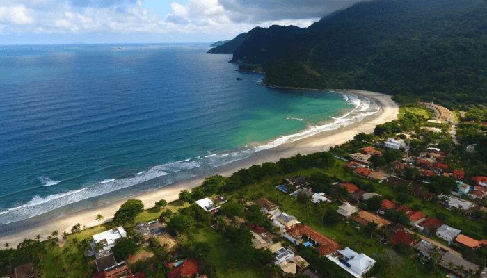 Com extensa faixa de areias fofas, águas cristalinas e rodeada de Mata Atlântica, a Praia de Guaeca é perfeita para quem busca tranquilidade.