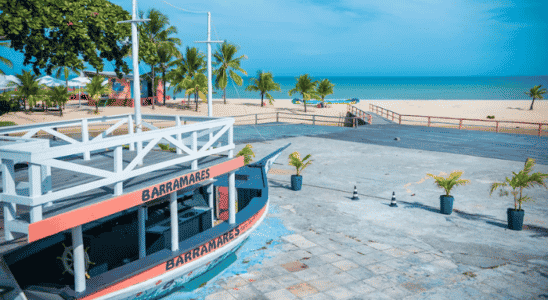 Barramares é uma das megabarracas mais famosas na Praia de Taperapuã.