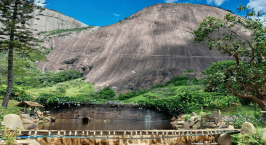 Visão do lago localizado no Sítio Lajinha de Cima e a enorme pedra da Lajinha ao fundo, em Afonso Cláudio.