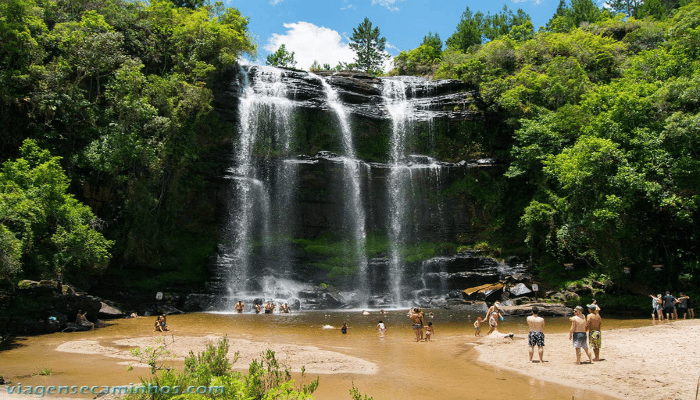 Localizada nos Campos Gerais do Paraná, Ponta Grossa possui diversas atrações naturais, com cachoeiras, alagados, arenitos e furnas incríveis.
