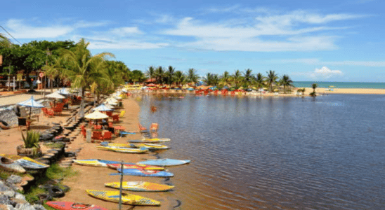 Lagoa e ao fundo a bela Praia de Siri, em Marataízes.