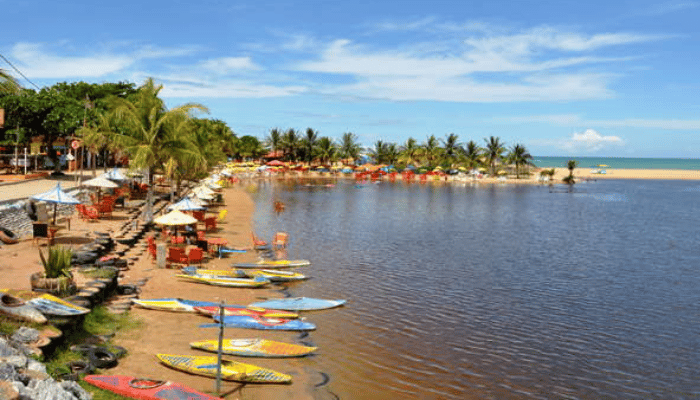 Marataízes é um destino apaixonate, com belas praias, lagoas, falésias e plantações de abacaxi, confira os detalhes e monte seu roteiro.