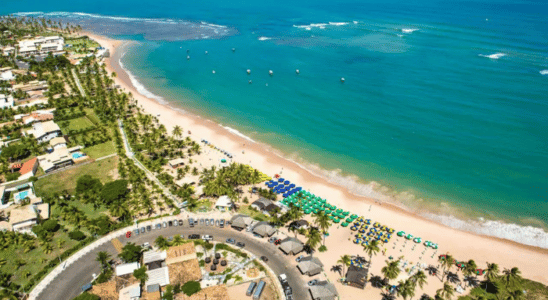 Praia de Guarajuba, mais um paraíso do litoral da Bahia.