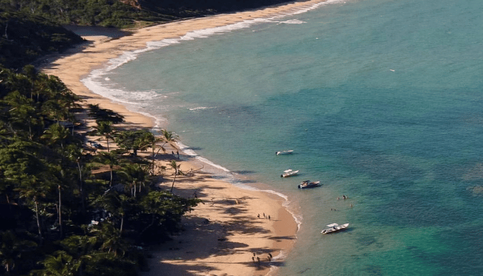 Caraíva é um daqueles destinos rústicos, simples, charmosos e perfeitos para quem quer descanso, aproveitar o mar, lagoas e boa gastronomia.