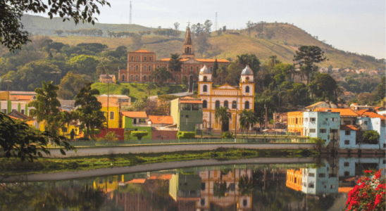 Vista para a Igreja Matriz e para o Museu do Seminário de Pirapora de Bom Jesus.