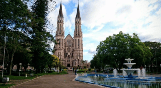 Praça Getúlio Vargas e ao fundo a bela Catedral São João Batista em Santa Cruz do Sul.