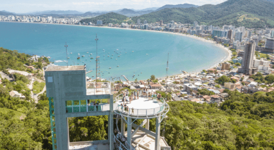 Mirante do Encanto e a vista privilegiada das Praias de Itapema, Santa Catarina.