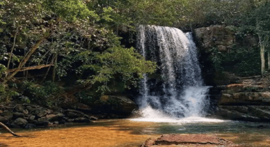 Uma das belas cachoeiras do Complexo Turístico do Carimã em Rondonópolis.