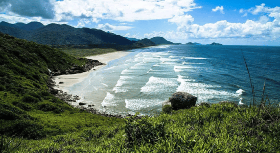 Praia da Laje, uma das praias da Ilha do Cardoso.