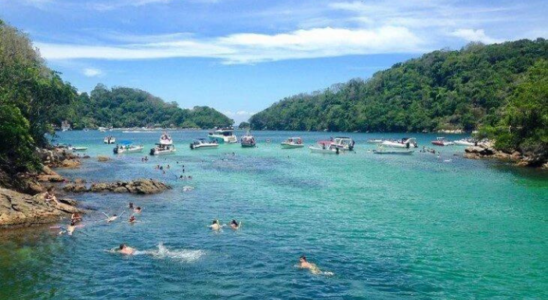 A Praia da Lagoa Azul, com suas belas piscinas naturais é uma das belas praias de Angra dos Reis.