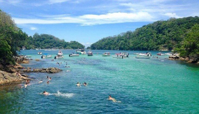 Cercada de belezas naturais, você vai se encantar pelas praias de Angra dos Reis, por isso, confira 15 belas opções do litoral.