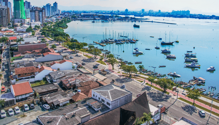 Itajaí abriga um dos maiores complexos portuários do país, além de ter muitas belezas naturais, praias e ótima infraestrutura, confira.