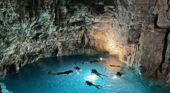 Flutuação na lagoa da Gruta do Mimoso.